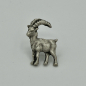 Preview: Steinbock-Anstecknadel im Antik-Silber-Look