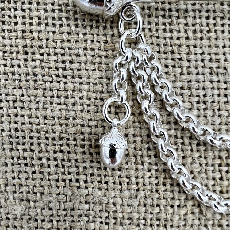 kurze Tuchnadel mit Eichel Detail-Eichel | Trachtenschmuck und Accessoires aus Oberbayern