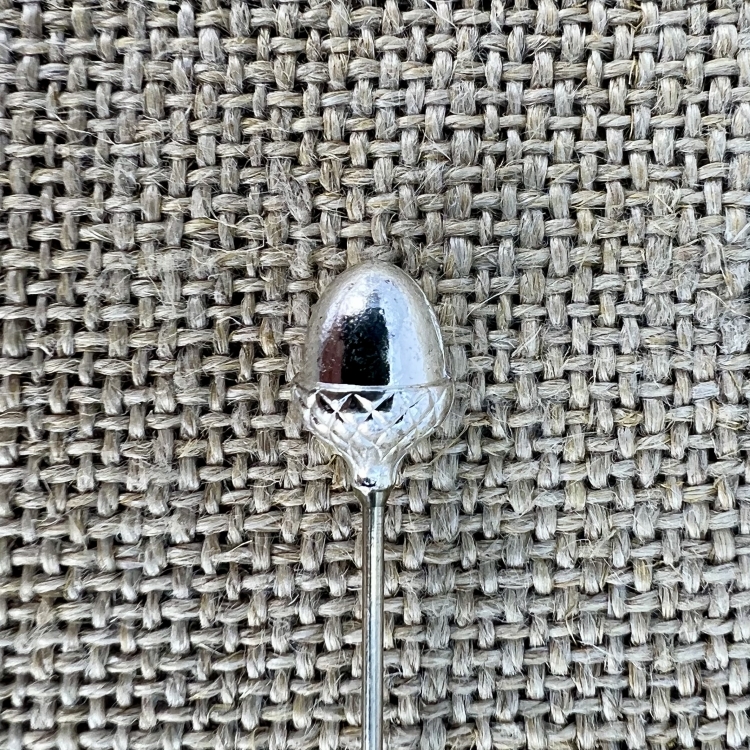 Eichelnadel Detail | Trachtenschmuck und Trachtenaccessoires für dein Gewand