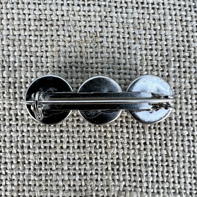 Anstecknadel Rückseite | Trachtenschmuck und Trachtenaccessoires für dein Dirndl