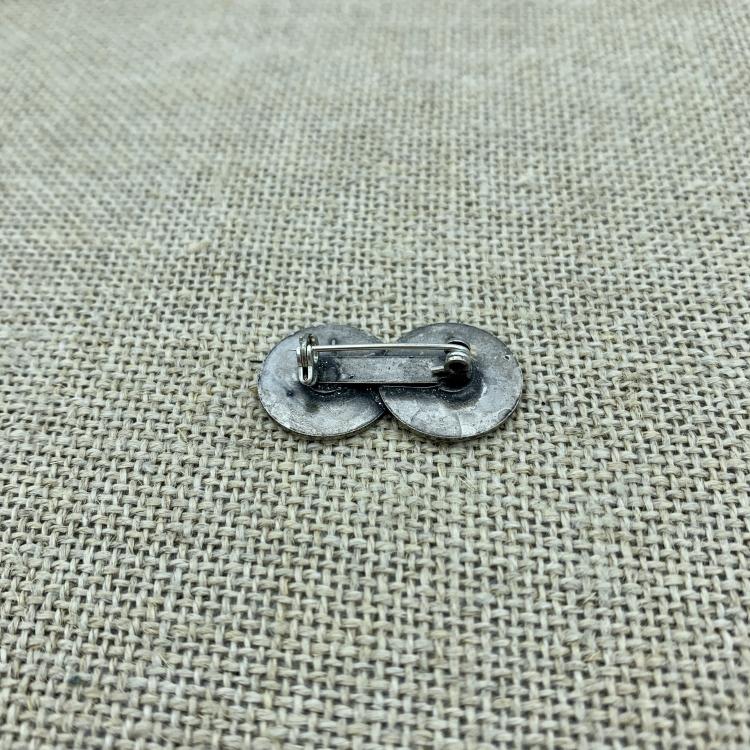 Anstecknadel Rückseite | Trachtenschmuck und Accessoires für deine Tracht