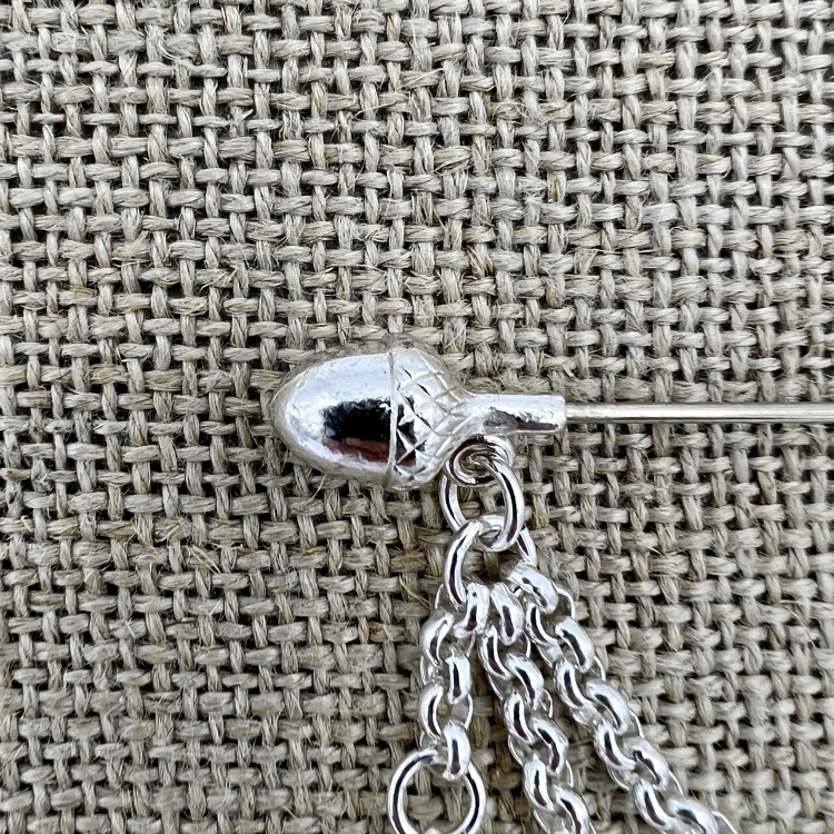 lange Tuchnadel mit Eichel Detail | Trachtenschmuck und Accessoires aus Oberbayern