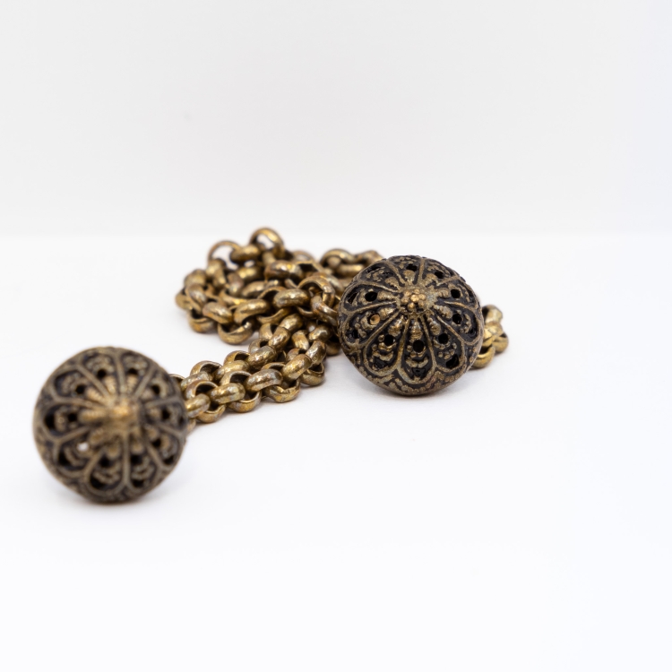 Kettenknopf Detail | Trachtenschmuck und Knöpfe