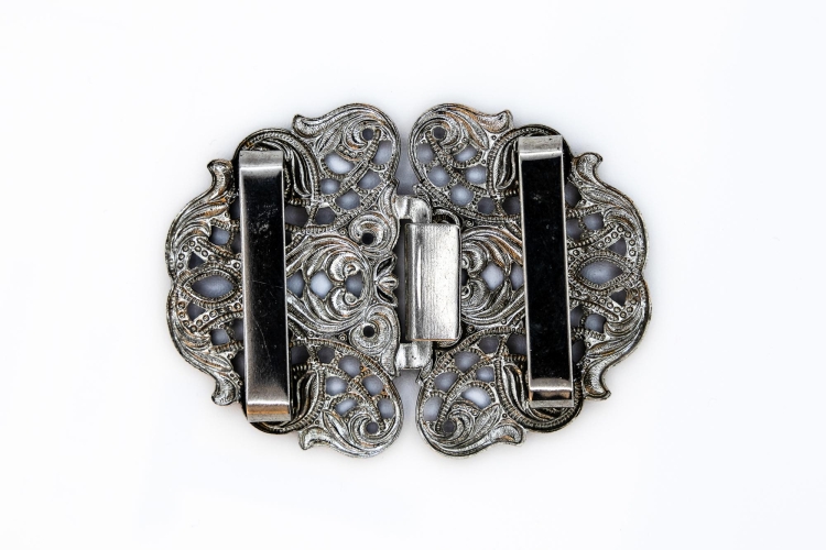 Schürzenschließe Alt-Silber hinten