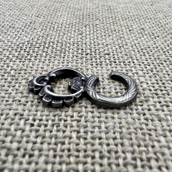 Miederhaken Detail | Trachten und Knöpfe