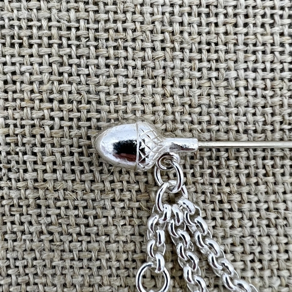 kurze Tuchnadel mit Eichel Detail | Trachtenschmuck und Accessoires aus Oberbayern