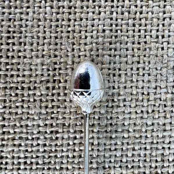 Eichelnadel Detail | Trachtenschmuck und Trachtenaccessoires für dein Gewand