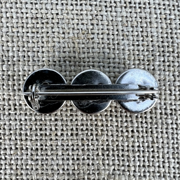 Anstecknadel Rückseite | Trachtenschmuck und Trachtenaccessoires für dein Dirndl