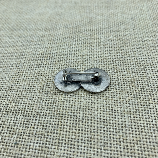 Anstecknadel Rückseite | Trachtenschmuck und Accessoires für deine Tracht