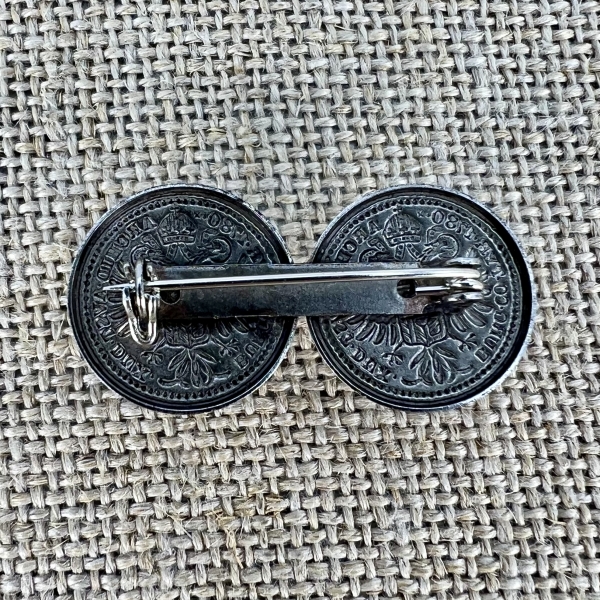 Anstecknadel Rückseite | Trachtenschmuck und Accessoires für deine Tracht