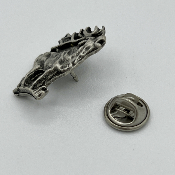 Hirsch-Anstecknadel im Antik-Silber-Look