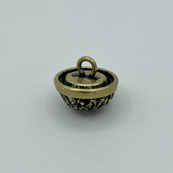 Trachtenknopf in Altmessing – Filigranes Ornament-Design