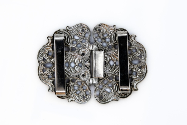 Schürzenschließe Alt-Silber hinten