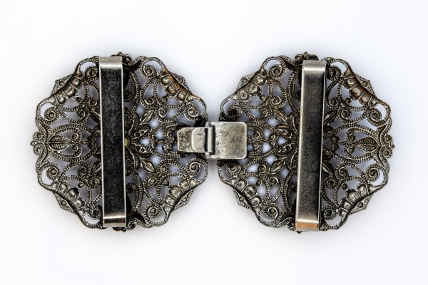 Schürzenschließe hinten | Trachtenschmuck und Kurzwaren aus Oberbayern