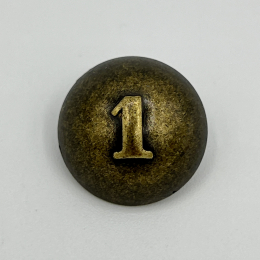 Halbkugelknopf mit Ziffer "1" in Altmessing